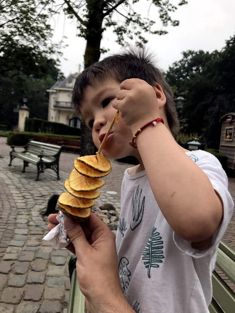 Max eating Eigenheymers at the Ton van de Ven square at the Marerijk kingdom