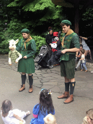 Actors with hand puppets at the Sprookjessprokkelaar stage at the entrance to the Fairytale Forest at the Marerijk kingdom
