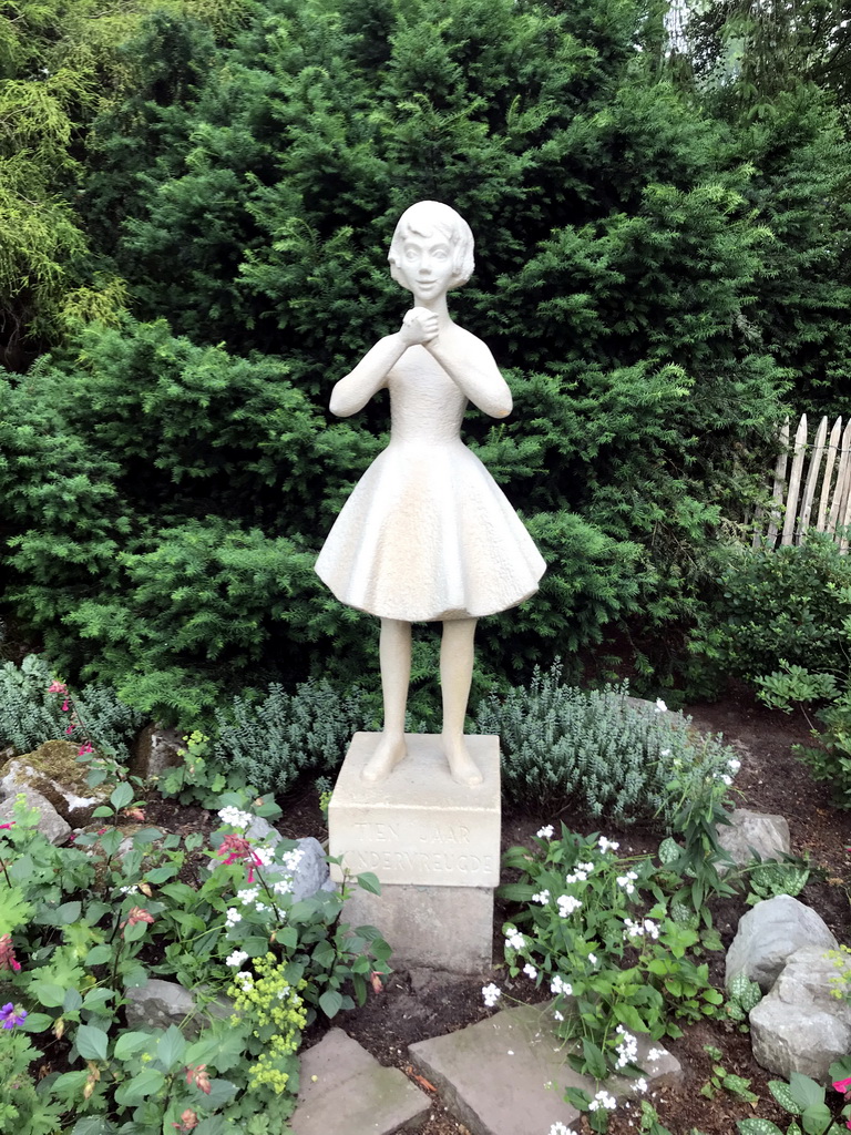 Statue for ten years Kindervreugde, in the garden of the Chinese Nightingale attraction at the Fairytale Forest at the Marerijk kingdom