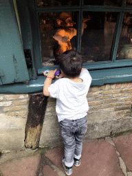 Max in front of the Rumpelstiltskin attraction at the Fairytale Forest at the Marerijk kingdom