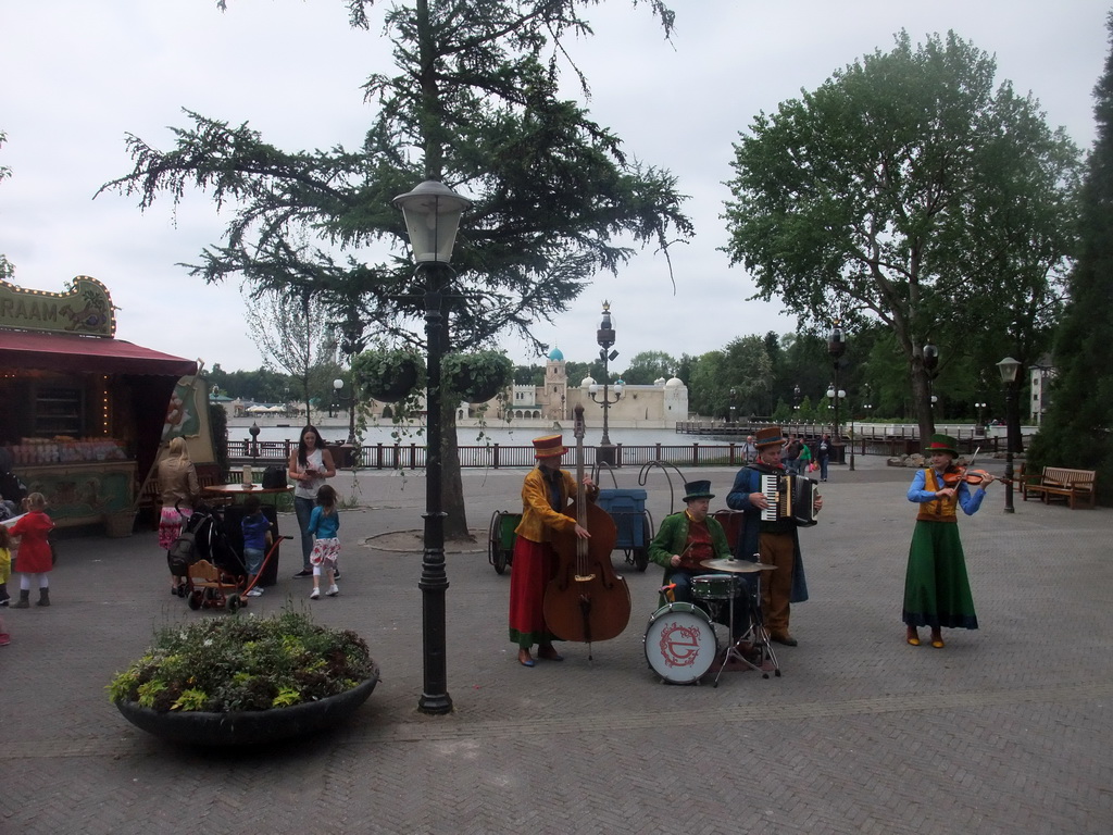 Street musicians in front of the Aquanura lake and the attraction Fata Morgana