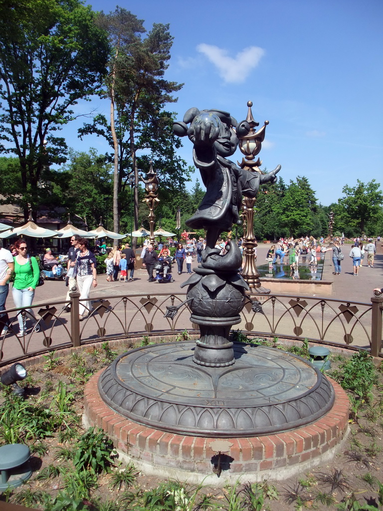 Statue of Pardoes at the Pardoes Promenade at the Marerijk kingdom