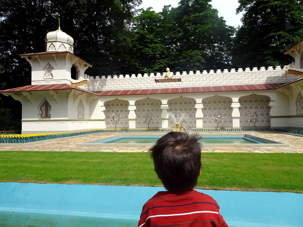 Max in front of the Gardener and the Fakir attraction at the Fairytale Forest at the Marerijk kingdom