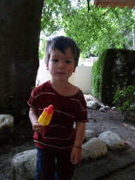 Max with an ice cream at the Kleuterhof playground at the Reizenrijk kingdom