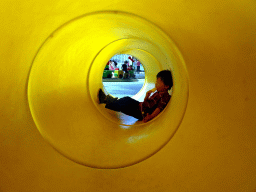 Max with an ice cream in the tunnel at the Kleuterhof playground at the Reizenrijk kingdom