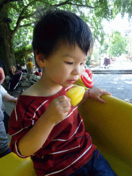 Max with an ice cream at the Kleuterhof playground at the Reizenrijk kingdom