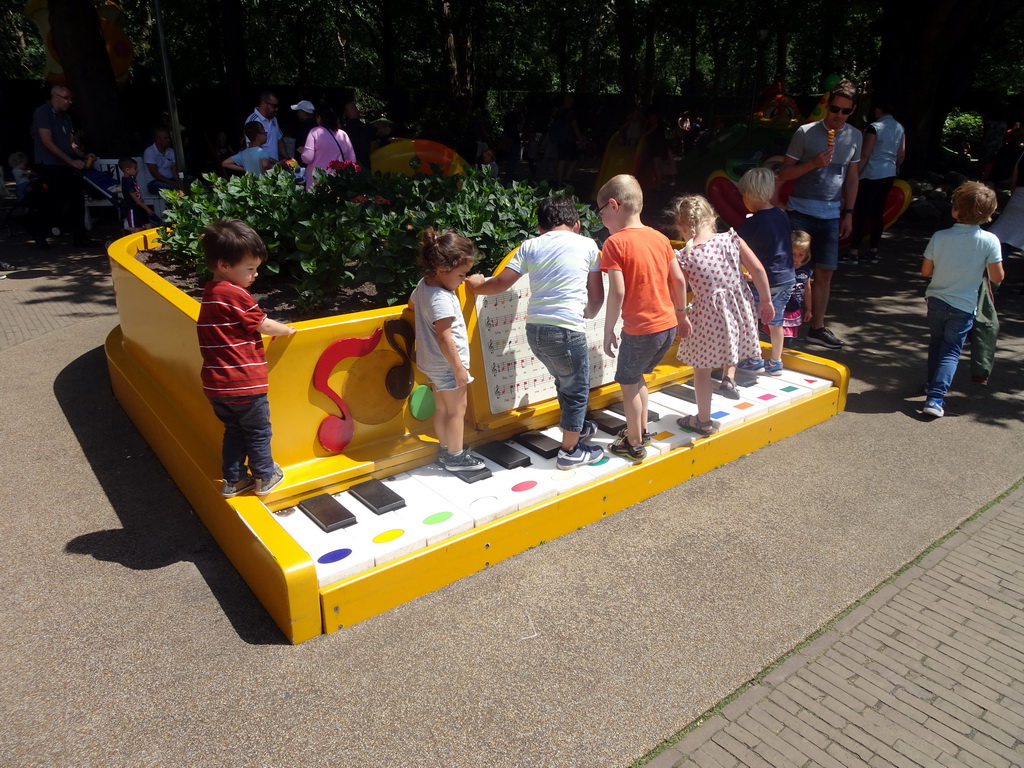 Max on a piano at the Kleuterhof playground at the Reizenrijk kingdom