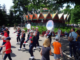 Fanfare in front of the Pagoda attraction at the Reizenrijk kingdom