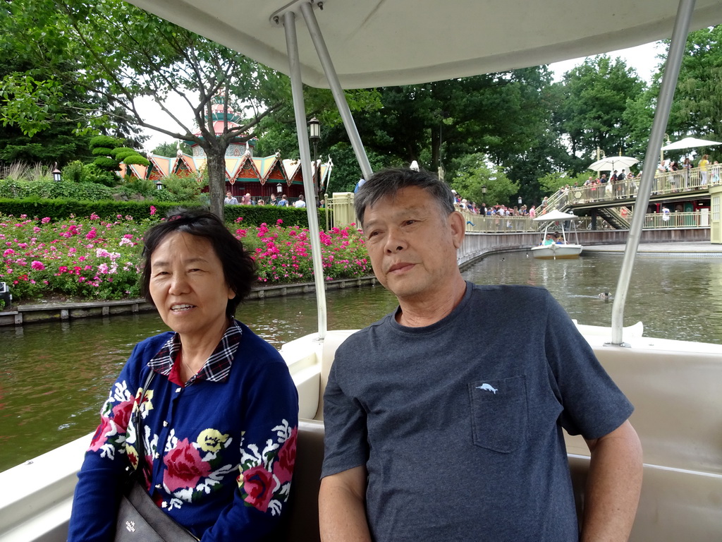 Miaomiao`s parents in a Gondoletta at the Gondoletta attraction at the Reizenrijk kingdom, with a view on the Pagoda attraction