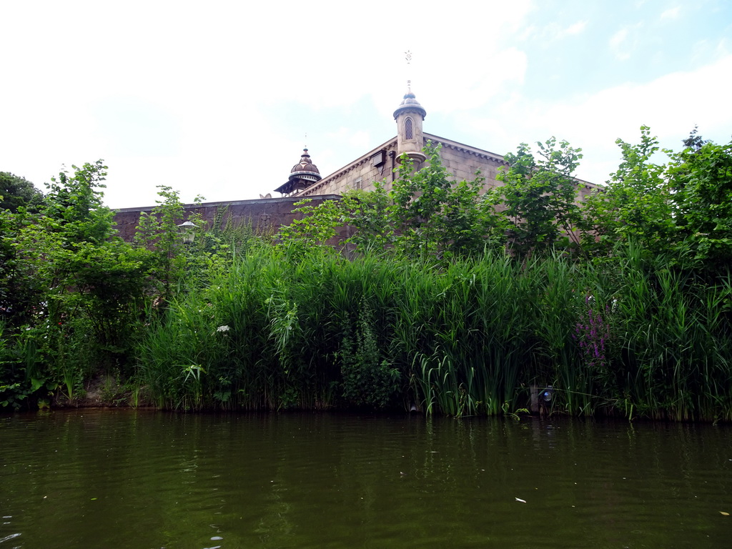 The back side of the Symbolica attraction at the Fantasierijk kingdom, viewed from our Gondoletta at the Gondoletta attraction at the Reizenrijk kingdom