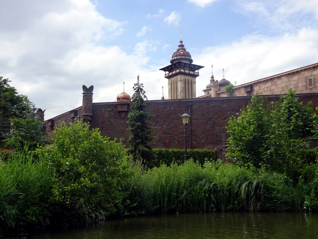 The back side of the Symbolica attraction at the Fantasierijk kingdom, viewed from our Gondoletta at the Gondoletta attraction at the Reizenrijk kingdom