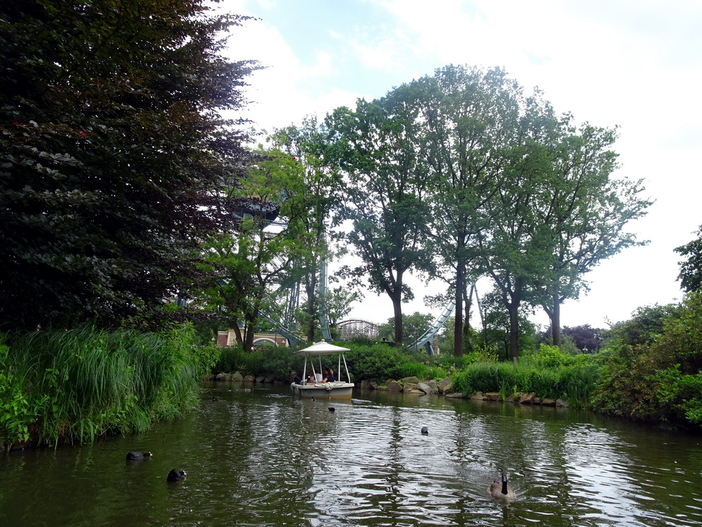 Gondolettas and ducks at the Gondoletta attraction at the Reizenrijk kingdom and the Baron 1898 attraction at the Ruigrijk kingdom, viewed from our Gondoletta