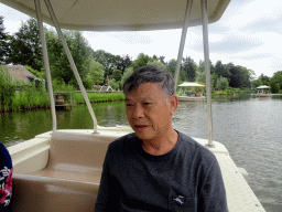 Miaomiao`s father in a Gondoletta at the Gondoletta attraction at the Reizenrijk kingdom, with a view on the Kinderspoor attraction at the Ruigrijk kingdom