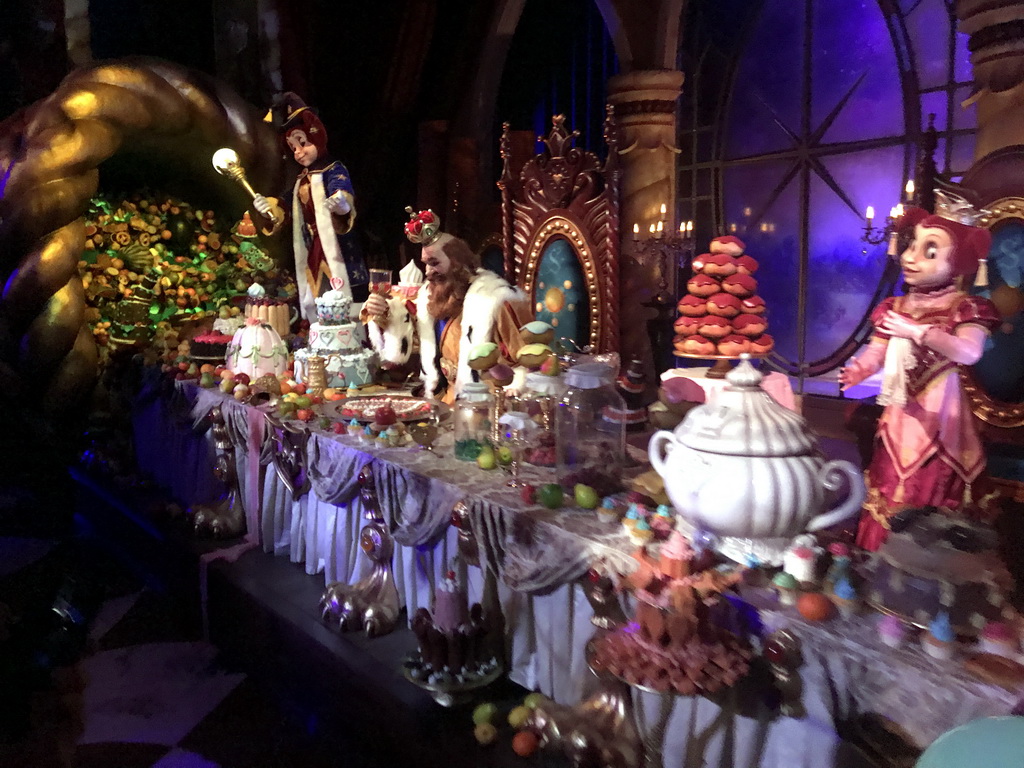 Jester Pardoes, King Pardulfus and Princess Pardijn at the Royal Hall in the Symbolica attraction at the Fantasierijk kingdom