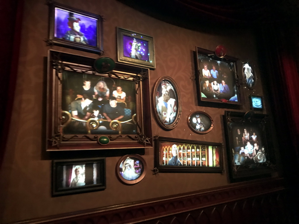 Tim, Max and Miaomiao`s father on a photograph at the Gallery of Imaginers in the Symbolica attraction at the Fantasierijk kingdom