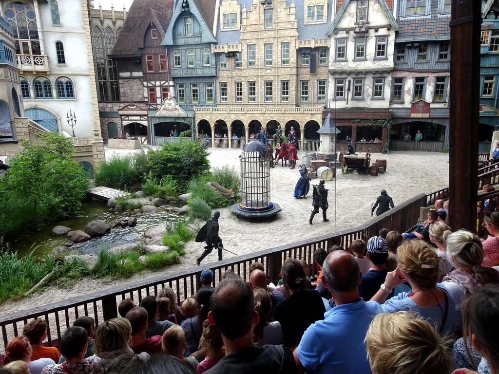 Actors and horses on the stage of the Raveleijn theatre at the Marerijk kingdom, during the Raveleijn Parkshow