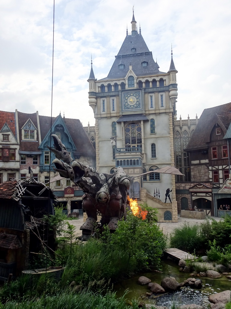 Actors and dragon on the stage of the Raveleijn theatre at the Marerijk kingdom, during the Raveleijn Parkshow