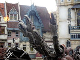 Dragon spitting fire on the stage of the Raveleijn theatre at the Marerijk kingdom, during the Raveleijn Parkshow