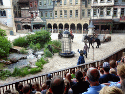 Actors and horses on the stage of the Raveleijn theatre at the Marerijk kingdom, during the Raveleijn Parkshow