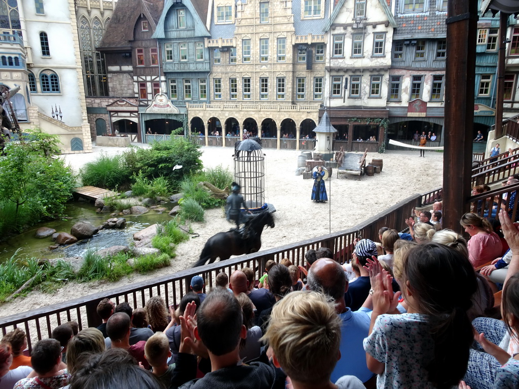 Actors and horses on the stage of the Raveleijn theatre at the Marerijk kingdom, during the Raveleijn Parkshow