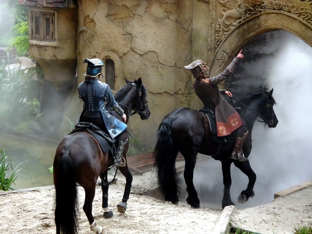 Actors and horses on the stage of the Raveleijn theatre at the Marerijk kingdom, during the Raveleijn Parkshow