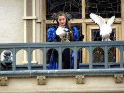 Actor and birds on the stage of the Raveleijn theatre at the Marerijk kingdom, during the Raveleijn Parkshow