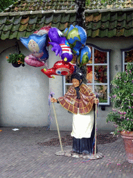 Statue with balloons in front of the In den Ouden Marskramer souvenir shop at the Marerijk kingdom