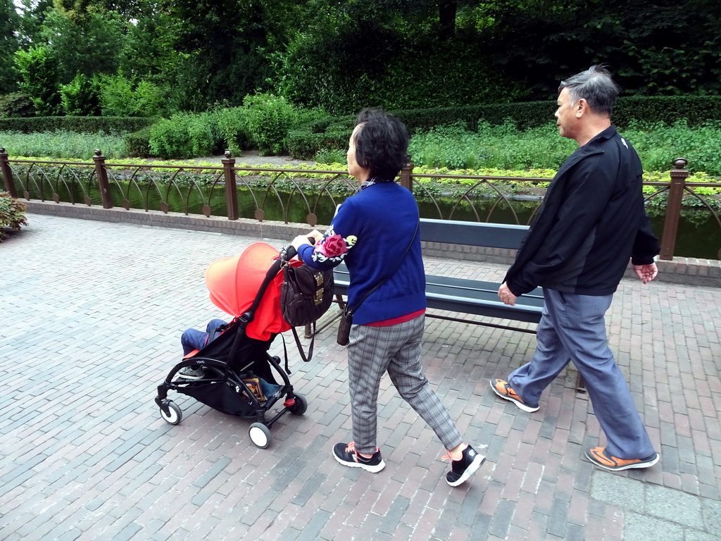 Max and Miaomiao`s parents at the Pardoes Promenade at the Fantasierijk kingdom