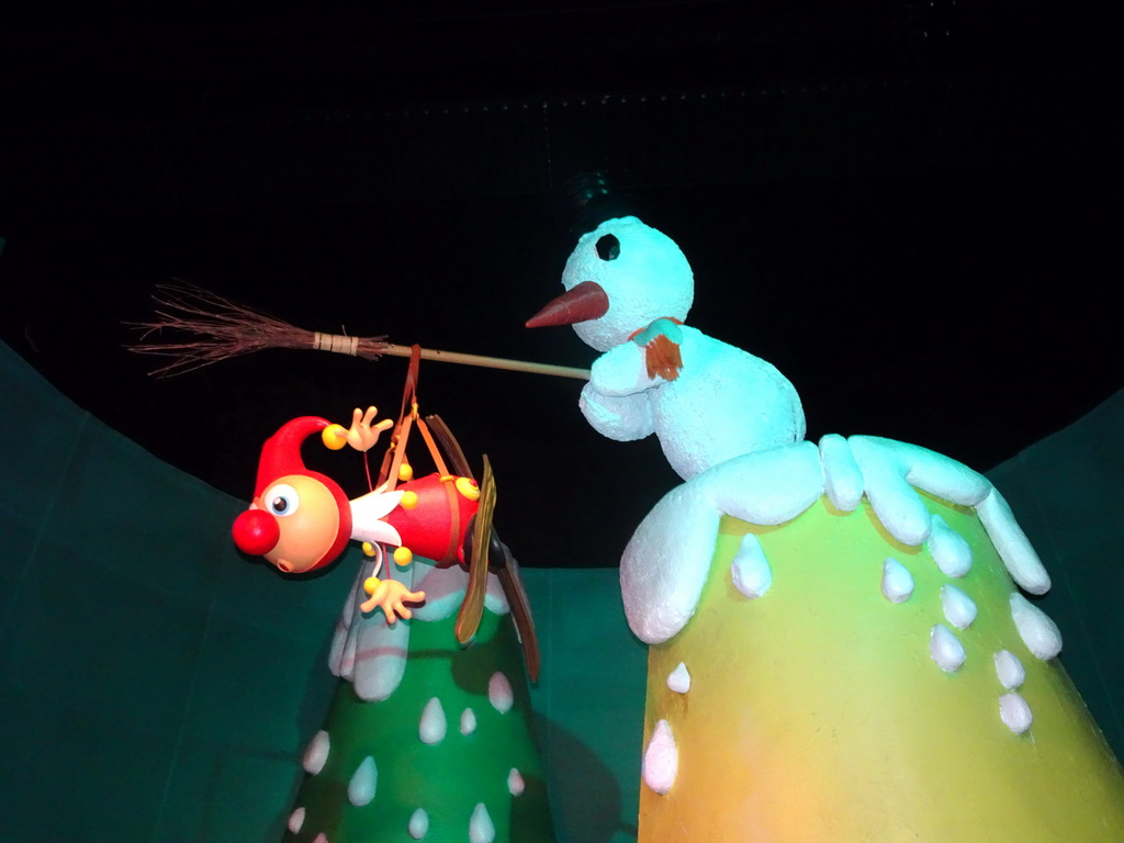 Jokie and a snowman at the Swiss scene at the Carnaval Festival attraction at the Reizenrijk kingdom