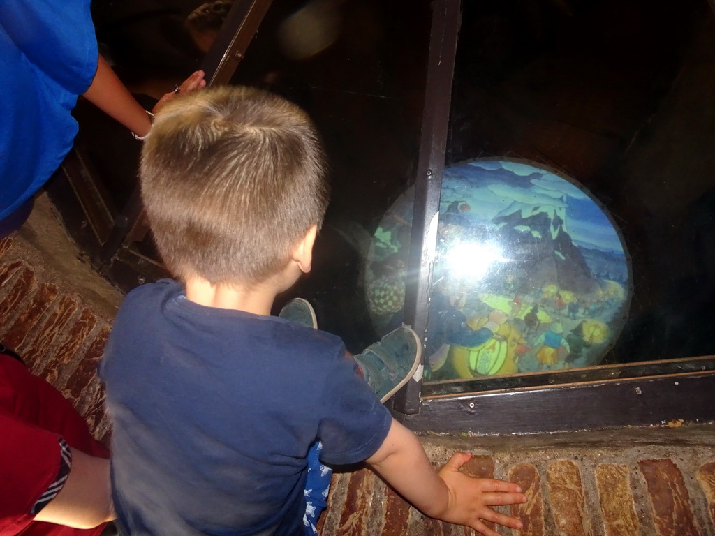 Max looking at an image in the well of the Laafs Loerhuys building at the Laafland attraction at the Marerijk kingdom