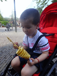 Max eating Eigenheymers at the Ton van de Ven square at the Marerijk kingdom