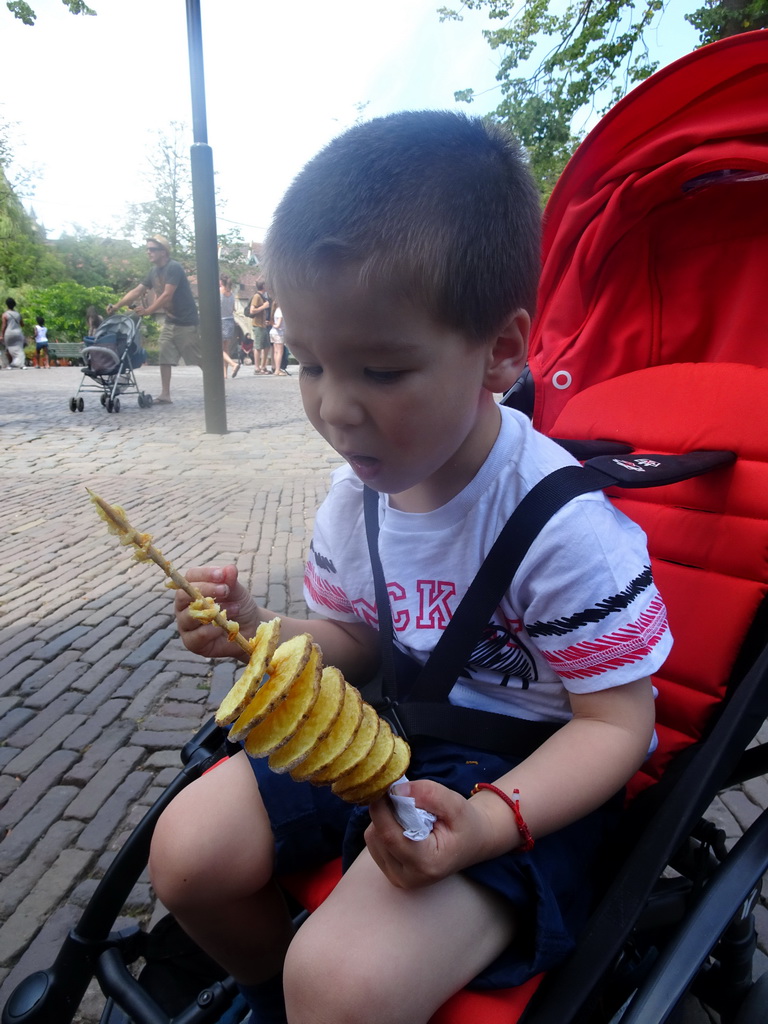 Max eating Eigenheymers at the Ton van de Ven square at the Marerijk kingdom