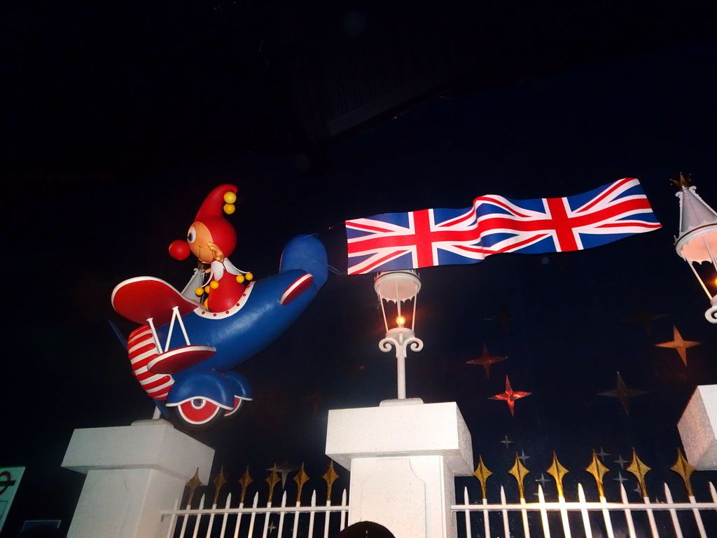 Jokie in an airplane at the British scene at the Carnaval Festival attraction at the Reizenrijk kingdom