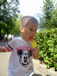 Max eating an ice cream at the Carrouselplein square at the Marerijk kingdom