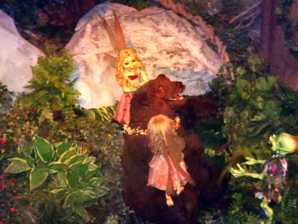 Bear, fairies and troll at the Wondrous Forest in the Droomvlucht attraction at the Marerijk kingdom