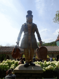 Male statue in front of the Kinderspoor attraction at the Ruigrijk kingdom