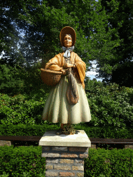 Female statue in front of the Kinderspoor attraction at the Ruigrijk kingdom