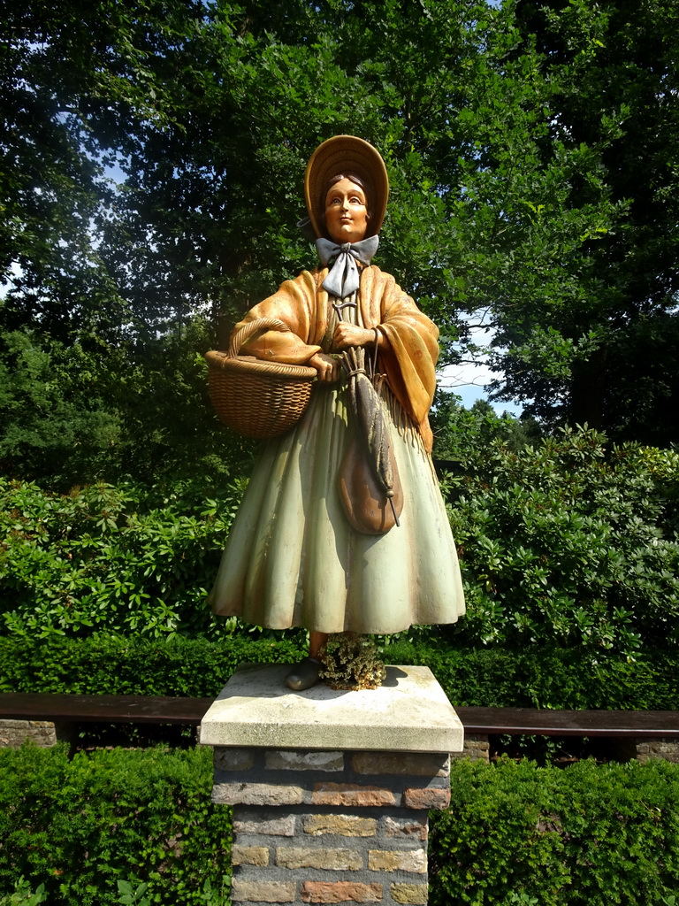 Female statue in front of the Kinderspoor attraction at the Ruigrijk kingdom