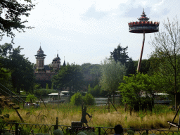 The Pagoda attraction and Gondoletta lake at the Reizenrijk kingdom and the Symbolica attraction at the Fantasierijk kingdom, viewed from the Kinderspoor attraction at the Ruigrijk kingdom