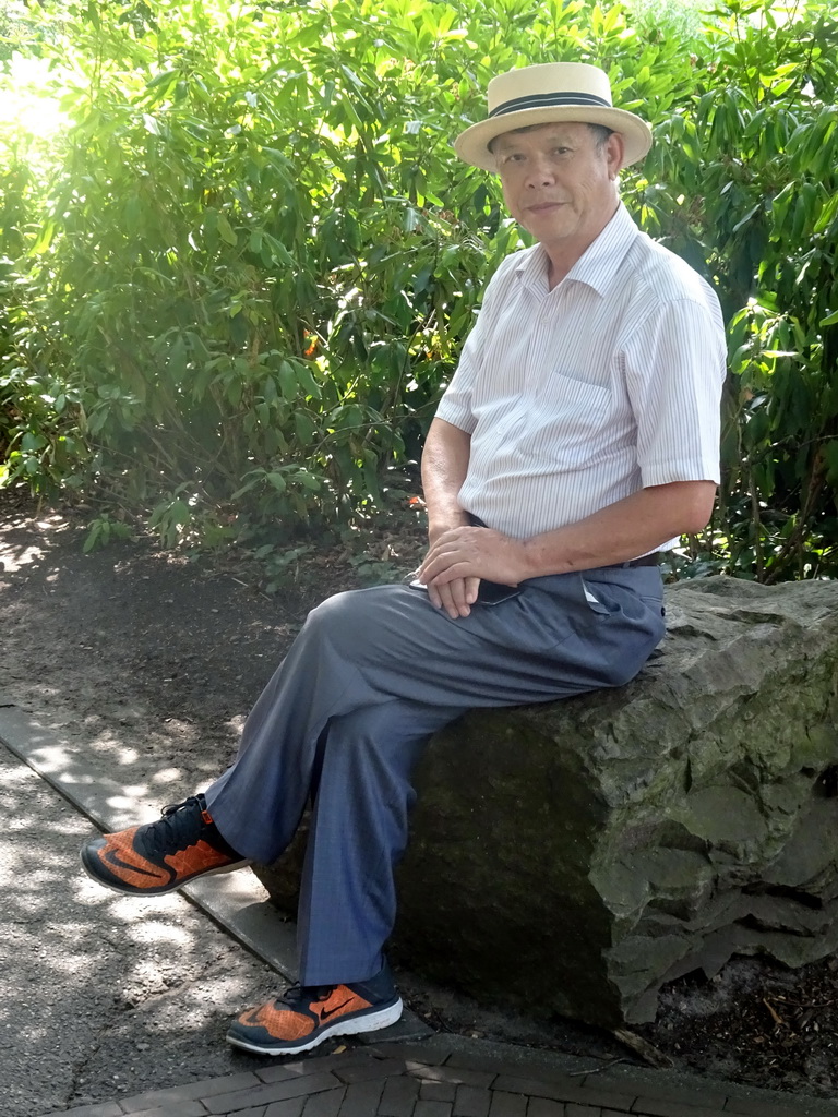 Miaomiao`s father in front of the Kinderspoor attraction at the Ruigrijk kingdom