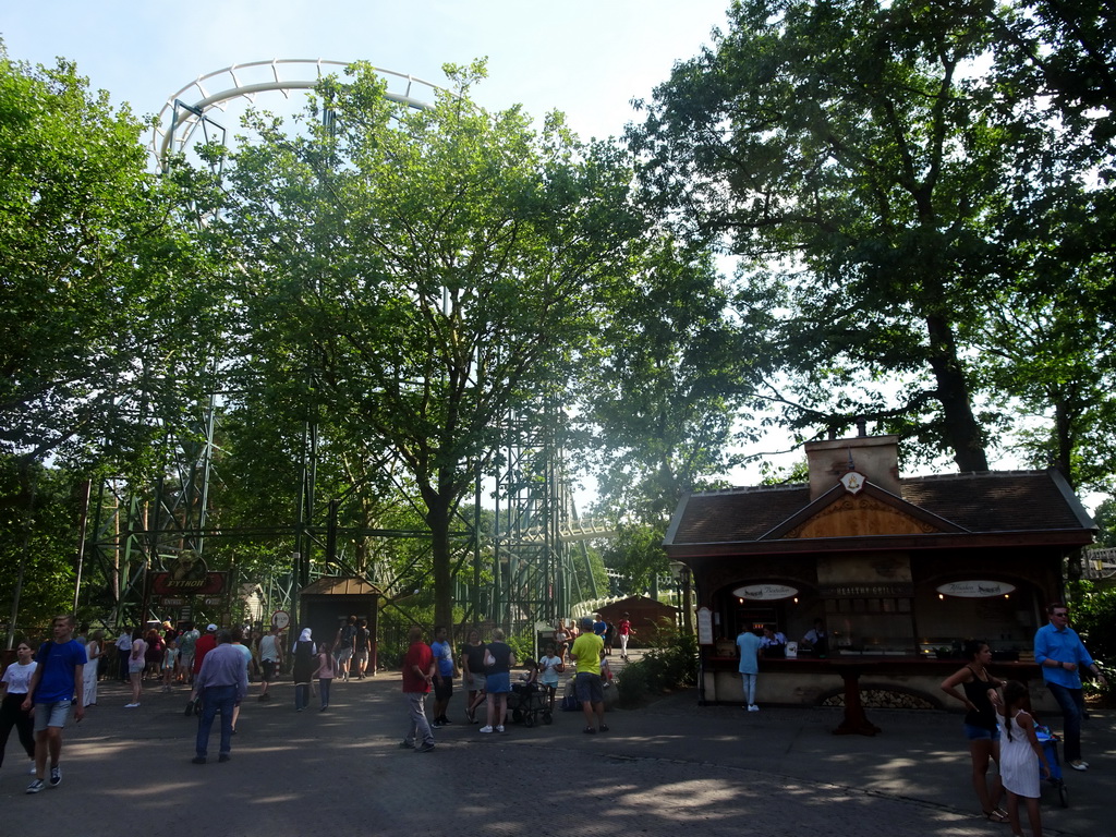 The Ruigrijkplein square and the Python attraction at the Ruigrijk kingdom