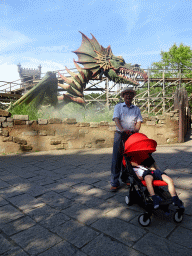 Max and his grandfather in front of the dragon at the Joris en de Draak attraction at the Ruigrijk kingdom