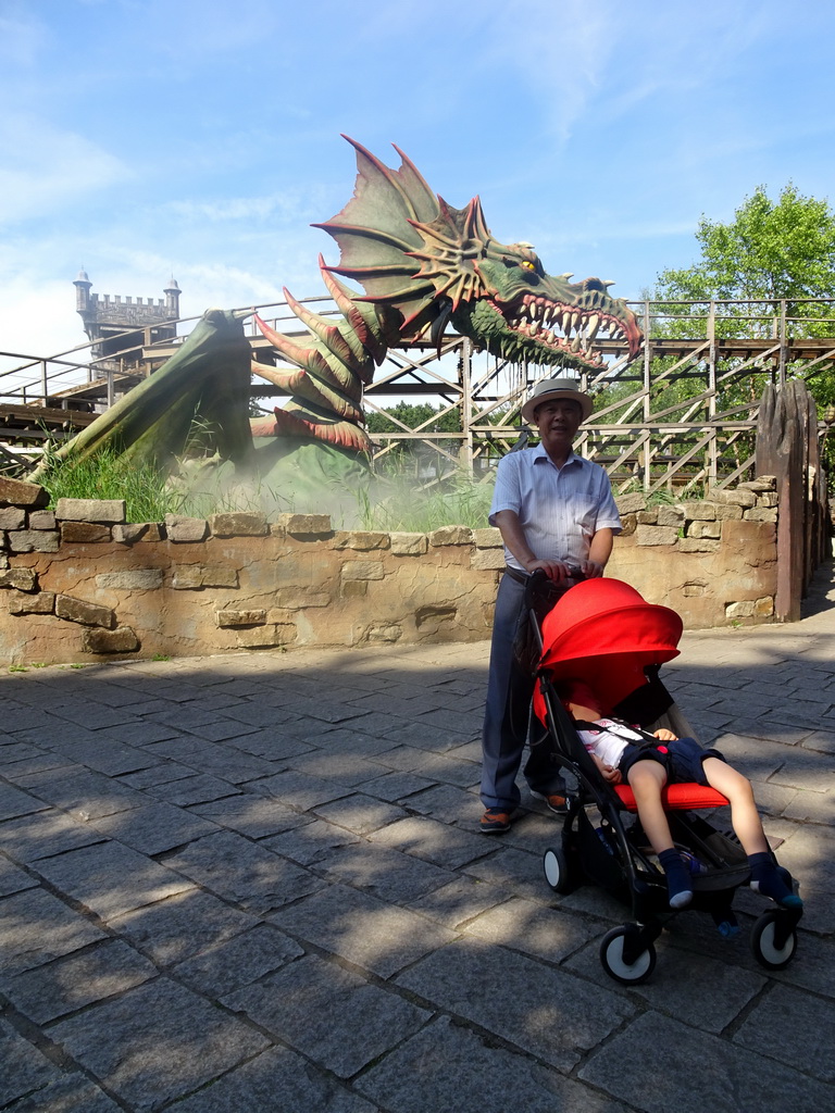 Max and his grandfather in front of the dragon at the Joris en de Draak attraction at the Ruigrijk kingdom