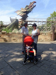 Miaomiao, Max and Miaomiao`s father in front of the dragon at the Joris en de Draak attraction at the Ruigrijk kingdom