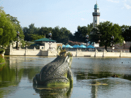 Frog statue at the Aquanura lake at the Fantasierijk kingdom and the Fata Morgana attraction at the Anderrijk kingdom