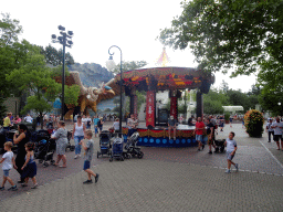 Stage of the Negen Pleinen Festijn and the front of the Vogel Rok attraction at the Carnaval Festival Square