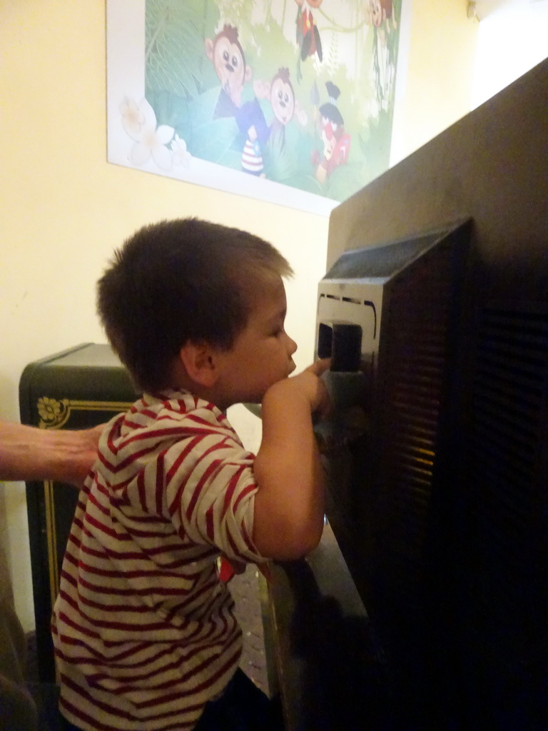 Max looking through the back side of the television at the waiting line for the Carnaval Festival attraction at the Reizenrijk kingdom