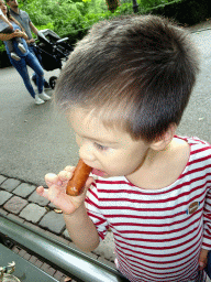 Max eating a sausage at the Dubbele Laan road from the Marerijk kingdom to the Reizenrijk kingdom