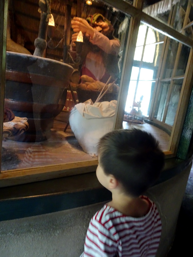 Max at the Lariekoekhuys building at the Laafland attraction at the Marerijk kingdom