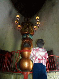 Max with the statue of the Laaf Forefather in the Loof en Eerhuys building at the Laafland attraction at the Marerijk kingdom